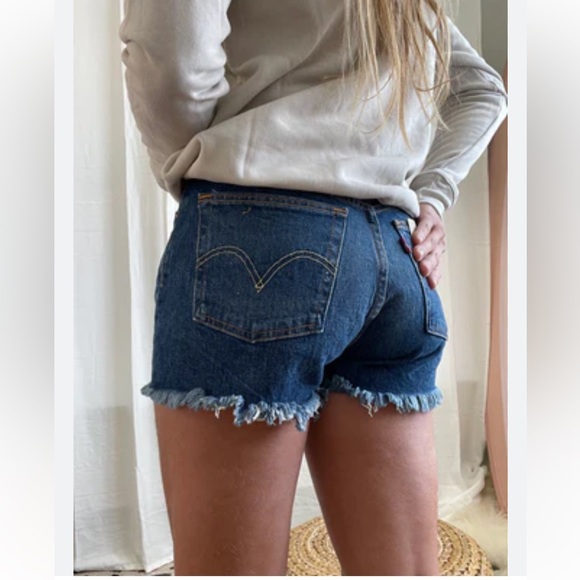Women’s Levi’s 501 High Waisted Fringe Jean Shorts w/ Button Fly Western Sz 31 - Picture 3 of 12